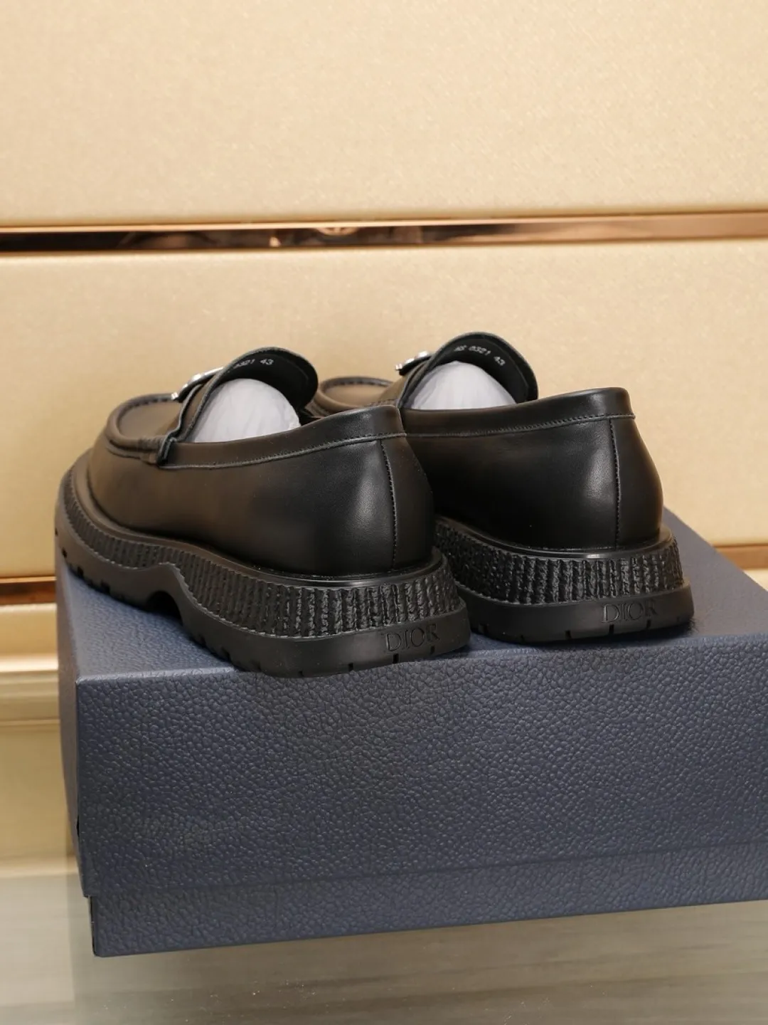 Factory P500💰dior 🆕Men's classic loafers, which combine classic shoe styles with retro California style. Slipper style design, easy to put on and take off. Crafted from top-grain cowhide leather, they feature a rubber lugged sole and the DIO* AND SHAWN signature in brass and enamel. Wear it with casual clothing or a suit. Size: 38-44 (45.46 customized)